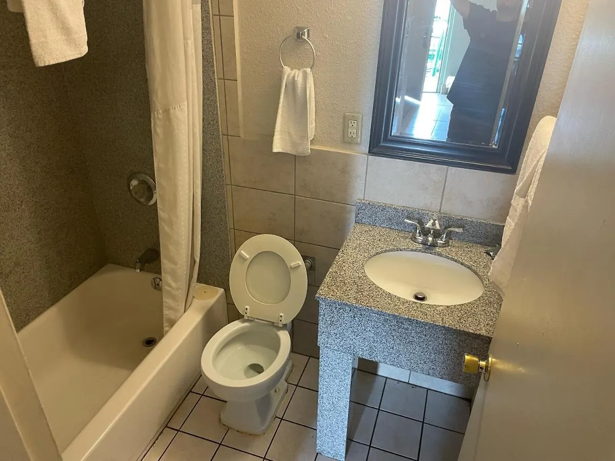 Budgetel Inn And Suites - Louisville Motel